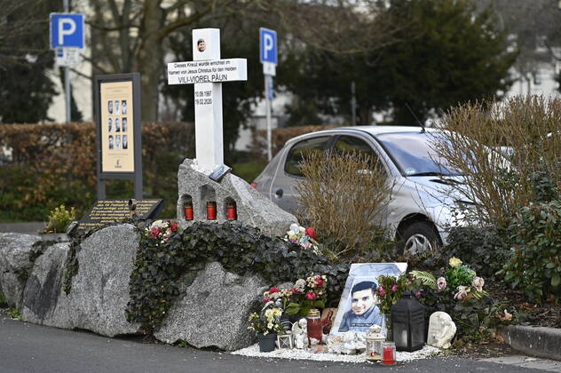 Gedenkstaette des Opfers Vili-Viorel Paun auf dem Parkplatz vor dem Tatort Arena Bar & Cafe am Kurt-Schumacher-Platz in Hanau (Foto vom 09.02.2022). Hier bezahlte Vili-Viorel Paun seine Zivilcourage mit seinem Leben. In der Stadt herrscht immer noch Trauer ueber das Massaker vor zwei Jahren. Am Abend des 19. Februars 2020 erschoss der Hanauer Tobias R. neun Buerger aus Einwandererfamilien, seine Mutter und sich selbst, weitere Opfer ueberlebten verletzt. Ein Gutachten diagnostizierte bei dem Taeter paranoide Schizophrenie, auf die eine Ideologie mit rassistischen Elementen aufgesetzt gewesen sei. Einen Prozess gibt es nicht, da der Taeter tot ist. (Siehe epd-Bericht vom 10.02.2022) Zweiter Jahrestag des Anschlags in Hanau