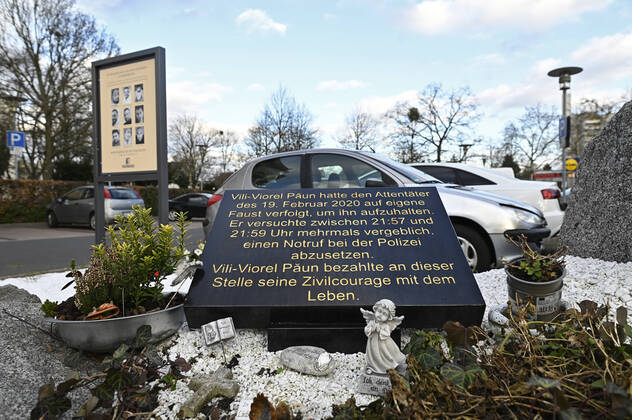 Gedenkstaette des Opfers Vili-Viorel Paun auf dem Parkplatz vor dem Tatort Arena Bar & Cafe am Kurt-Schumacher-Platz in Hanau (Foto vom 09.02.2022). Hier bezahlte Vili-Viorel Paun seine Zivilcourage mit seinem Leben. In der Stadt herrscht immer noch Trauer ueber das Massaker vor zwei Jahren. Am Abend des 19. Februars 2020 erschoss der Hanauer Tobias R. neun Buerger aus Einwandererfamilien, seine Mutter und sich selbst, weitere Opfer ueberlebten verletzt. Ein Gutachten diagnostizierte bei dem Taeter paranoide Schizophrenie, auf die eine Ideologie mit rassistischen Elementen aufgesetzt gewesen sei. Einen Prozess gibt es nicht, da der Taeter tot ist. (Siehe epd-Bericht vom 10.02.2022) Zweiter Jahrestag des Anschlags in Hanau