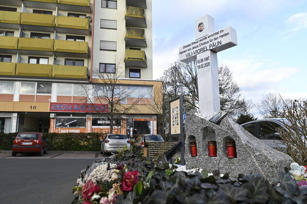 Gedenkstaette des Opfers Vili-Viorel Paun auf dem Parkplatz vor dem Tatort Arena Bar & Cafe am Kurt-Schumacher-Platz in Hanau (Foto vom 09.02.2022). Hier bezahlte Vili-Viorel Paun seine Zivilcourage mit seinem Leben. In der Stadt herrscht immer noch Trauer ueber das Massaker vor zwei Jahren. Am Abend des 19. Februars 2020 erschoss der Hanauer Tobias R. neun Buerger aus Einwandererfamilien, seine Mutter und sich selbst, weitere Opfer ueberlebten verletzt. Ein Gutachten diagnostizierte bei dem Taeter paranoide Schizophrenie, auf die eine Ideologie mit rassistischen Elementen aufgesetzt gewesen sei. Einen Prozess gibt es nicht, da der Taeter tot ist. (Siehe epd-Bericht vom 10.02.2022) Zweiter Jahrestag des Anschlags in Hanau