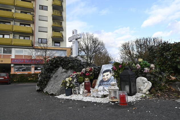 Gedenkstaette des Opfers Vili-Viorel Paun auf dem Parkplatz vor dem Tatort Arena Bar & Cafe am Kurt-Schumacher-Platz in Hanau (Foto vom 09.02.2022). Hier bezahlte Vili-Viorel Paun seine Zivilcourage mit seinem Leben. In der Stadt herrscht immer noch Trauer ueber das Massaker vor zwei Jahren. Am Abend des 19. Februars 2020 erschoss der Hanauer Tobias R. neun Buerger aus Einwandererfamilien, seine Mutter und sich selbst, weitere Opfer ueberlebten verletzt. Ein Gutachten diagnostizierte bei dem Taeter paranoide Schizophrenie, auf die eine Ideologie mit rassistischen Elementen aufgesetzt gewesen sei. Einen Prozess gibt es nicht, da der Taeter tot ist. (Siehe epd-Bericht vom 10.02.2022) Zweiter Jahrestag des Anschlags in Hanau
