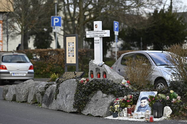 Gedenkstaette des Opfers Vili-Viorel Paun auf dem Parkplatz vor dem Tatort Arena Bar & Cafe am Kurt-Schumacher-Platz in Hanau (Foto vom 09.02.2022). Hier bezahlte Vili-Viorel Paun seine Zivilcourage mit seinem Leben. In der Stadt herrscht immer noch Trauer ueber das Massaker vor zwei Jahren. Am Abend des 19. Februars 2020 erschoss der Hanauer Tobias R. neun Buerger aus Einwandererfamilien, seine Mutter und sich selbst, weitere Opfer ueberlebten verletzt. Ein Gutachten diagnostizierte bei dem Taeter paranoide Schizophrenie, auf die eine Ideologie mit rassistischen Elementen aufgesetzt gewesen sei. Einen Prozess gibt es nicht, da der Taeter tot ist. (Siehe epd-Bericht vom 10.02.2022) Zweiter Jahrestag des Anschlags in Hanau