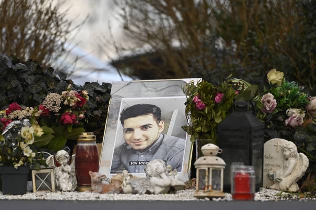 Gedenkstaette des Opfers Vili-Viorel Paun auf dem Parkplatz vor dem Tatort Arena Bar & Cafe am Kurt-Schumacher-Platz in Hanau (Foto vom 09.02.2022). Hier bezahlte Vili-Viorel Paun seine Zivilcourage mit seinem Leben. In der Stadt herrscht immer noch Trauer ueber das Massaker vor zwei Jahren. Am Abend des 19. Februars 2020 erschoss der Hanauer Tobias R. neun Buerger aus Einwandererfamilien, seine Mutter und sich selbst, weitere Opfer ueberlebten verletzt. Ein Gutachten diagnostizierte bei dem Taeter paranoide Schizophrenie, auf die eine Ideologie mit rassistischen Elementen aufgesetzt gewesen sei. Einen Prozess gibt es nicht, da der Taeter tot ist. (Siehe epd-Bericht vom 10.02.2022) Zweiter Jahrestag des Anschlags in Hanau