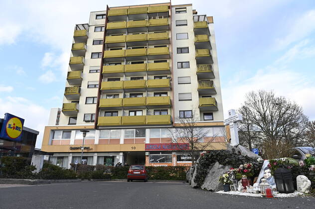 Gedenkstaette des Opfers Vili-Viorel Paun auf dem Parkplatz vor dem Tatort Arena Bar & Cafe am Kurt-Schumacher-Platz in Hanau (Foto vom 09.02.2022). Hier bezahlte Vili-Viorel Paun seine Zivilcourage mit seinem Leben. In der Stadt herrscht immer noch Trauer ueber das Massaker vor zwei Jahren. Am Abend des 19. Februars 2020 erschoss der Hanauer Tobias R. neun Buerger aus Einwandererfamilien, seine Mutter und sich selbst, weitere Opfer ueberlebten verletzt. Ein Gutachten diagnostizierte bei dem Taeter paranoide Schizophrenie, auf die eine Ideologie mit rassistischen Elementen aufgesetzt gewesen sei. Einen Prozess gibt es nicht, da der Taeter tot ist. (Siehe epd-Bericht vom 10.02.2022) Zweiter Jahrestag des Anschlags in Hanau