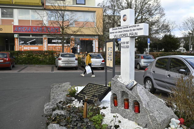Gedenkstaette des Opfers Vili-Viorel Paun auf dem Parkplatz vor dem Tatort Arena Bar & Cafe am Kurt-Schumacher-Platz in Hanau (Foto vom 09.02.2022). Hier bezahlte Vili-Viorel Paun seine Zivilcourage mit seinem Leben. In der Stadt herrscht immer noch Trauer ueber das Massaker vor zwei Jahren. Am Abend des 19. Februars 2020 erschoss der Hanauer Tobias R. neun Buerger aus Einwandererfamilien, seine Mutter und sich selbst, weitere Opfer ueberlebten verletzt. Ein Gutachten diagnostizierte bei dem Taeter paranoide Schizophrenie, auf die eine Ideologie mit rassistischen Elementen aufgesetzt gewesen sei. Einen Prozess gibt es nicht, da der Taeter tot ist. (Siehe epd-Bericht vom 10.02.2022) Zweiter Jahrestag des Anschlags in Hanau