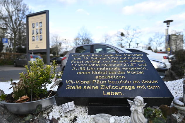 Gedenkstaette des Opfers Vili-Viorel Paun auf dem Parkplatz vor dem Tatort Arena Bar & Cafe am Kurt-Schumacher-Platz in Hanau (Foto vom 09.02.2022). Hier bezahlte Vili-Viorel Paun seine Zivilcourage mit seinem Leben. In der Stadt herrscht immer noch Trauer ueber das Massaker vor zwei Jahren. Am Abend des 19. Februars 2020 erschoss der Hanauer Tobias R. neun Buerger aus Einwandererfamilien, seine Mutter und sich selbst, weitere Opfer ueberlebten verletzt. Ein Gutachten diagnostizierte bei dem Taeter paranoide Schizophrenie, auf die eine Ideologie mit rassistischen Elementen aufgesetzt gewesen sei. Einen Prozess gibt es nicht, da der Taeter tot ist. (Siehe epd-Bericht vom 10.02.2022) Zweiter Jahrestag des Anschlags in Hanau