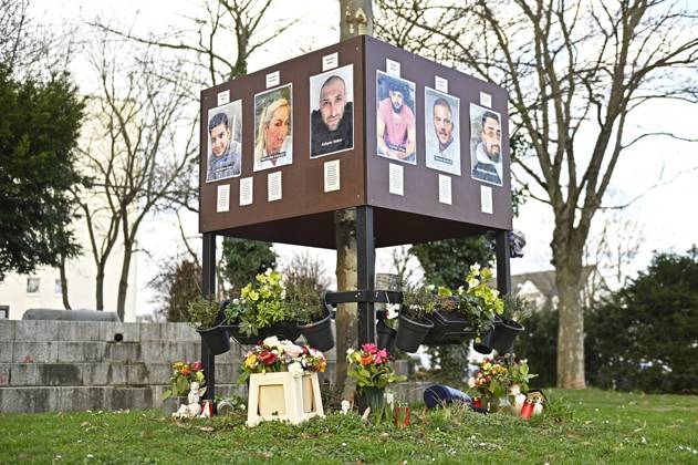 Gedenkstaette mit Fotos der Opfer in der Naehe des Tatorts Arena Bar & Cafe am Kurt-Schumacher-Platz in Hanau (Foto vom 09.02.2022). In der Stadt herrscht immer noch Trauer ueber das Massaker vor zwei Jahren. Am Abend des 19. Februars 2020 erschoss der Hanauer Tobias R. neun Buerger aus Einwandererfamilien, seine Mutter und sich selbst, weitere Opfer ueberlebten verletzt. Ein Gutachten diagnostizierte bei dem Taeter paranoide Schizophrenie, auf die eine Ideologie mit rassistischen Elementen aufgesetzt gewesen sei. Einen Prozess gibt es nicht, da der Taeter tot ist. (Siehe epd-Bericht vom 10.02.2022) Zweiter Jahrestag des Anschlags in Hanau