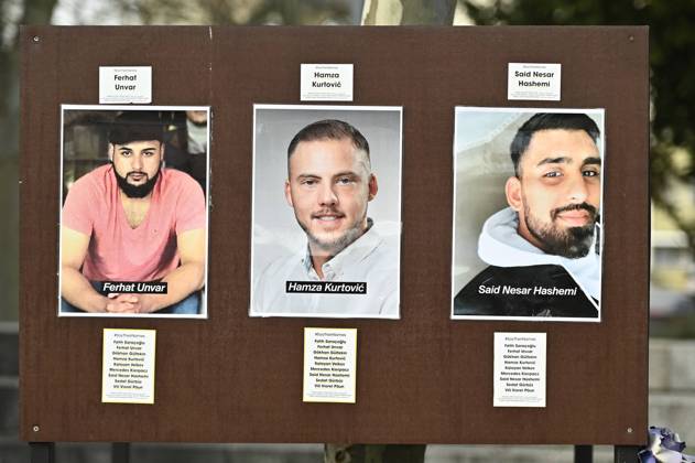 Fotos der Opfer des Anschlags in Hanau, Ferhat Unvar (v.l.nr.), Hamza Kurtovic und Said Nesar Hashemi (Foto vom 09.02.2022). In der Stadt herrscht immer noch Trauer ueber das Massaker vor zwei Jahren. Am Abend des 19. Februars 2020 erschoss der Hanauer Tobias R. neun Buerger aus Einwandererfamilien, seine Mutter und sich selbst, weitere Opfer ueberlebten verletzt. Ein Gutachten diagnostizierte bei dem Taeter paranoide Schizophrenie, auf die eine Ideologie mit rassistischen Elementen aufgesetzt gewesen sei. Einen Prozess gibt es nicht, da der Taeter tot ist. (Siehe epd-Bericht vom 10.02.2022) Zweiter Jahrestag des Anschlags in Hanau