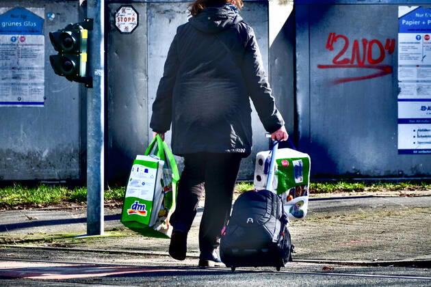 Düsseldorf 11.02.2022 DM Drogeriemarkt Drogerie Supermarkt Kunststofftasche Plastiktasche Einkaufstasche Toilettenpapier Klopapier Trolley Düsseldorf Nordrhein-Westfalen Deutschland