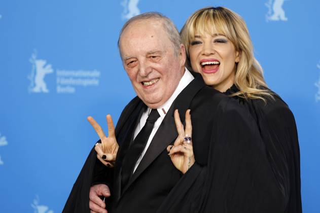 Bilder des Jahres 2022, Entertainment 02 Februar Entertainment Themen der Woche KW06 Entertainment Bilder des Tages Dario Argento mit Tochter Asia Argento beim Photocall zum Kinofilm Occhiali neri Dark Glasses auf der Berlinale 2022 72. Internationale Filmfestspiele Berlin im Hotel Grand Hyatt. Berlin, 11.02.2022