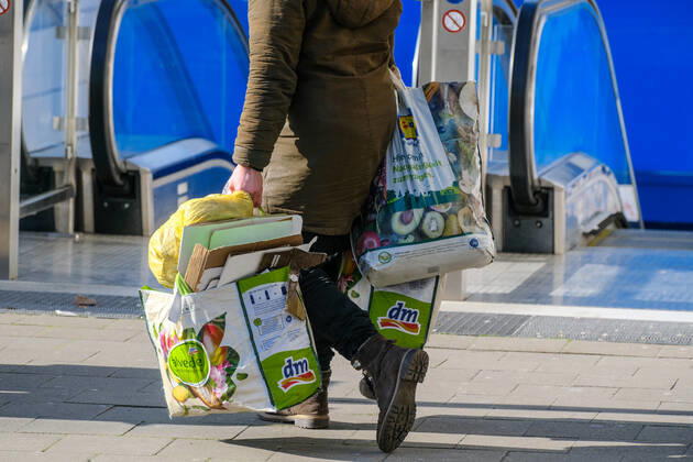 Düsseldorf 12.02.2022 DM Drogeriemarkt Drogerie Supermarkt Kunststofftasche Plastiktasche Einkaufstasche Düsseldorf Nordrhein-Westfalen Deutschland