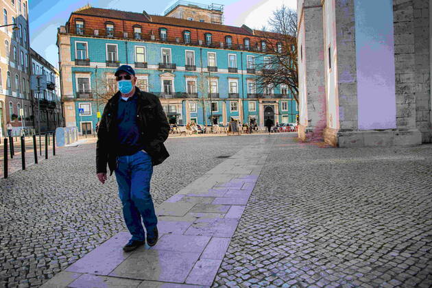 February 7, 2022, Lisbon, Portugal: A man wearing a face mask as a preventive measure against the spread of coronavirus walks along the street in the historic neighborhood of Graca, Lisbon. Portugal s official records include a total of 2,915,971 confirmed cases of COVID-19 and 20,222 fatalities since the beginning of the pandemic. Lisbon Portugal - ZUMAs197 20220207_zaa_s197_502 Copyright: xJorgexCastellanosx