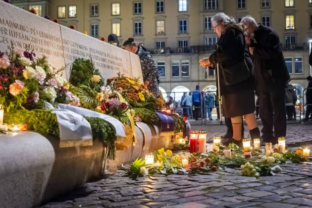 Bilder des Jahres 2022, News 02 Februar News Themen der Woche KW06 News Bilder des Tages Dresden Am 13. und 14. Februar 1945 wurde Dresden bei 3 Bomberangriffen der Alliierten stark zerstört. Alljährlich gedenken die Dresdner in verschiedenen Veranstaltungen dieses Ereigniss. Mahnmal auf dem Altmarkt, Dresdner stellen Kerzen auf. Dresden Sachsen GERMANY
