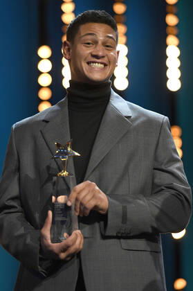 Bilder des Jahres 2022, Entertainment 02 Februar Entertainment Themen der Woche KW07 Entertainment Bilder des Tages Emilio Sakraya (Deutschland) bei der Verleihung der European Shooting Stars Awards 2022 auf der Berlinale 2022 72. Internationale Filmfestspiele Berlin im Berlinale Palast. Berlin, 14.02.2022