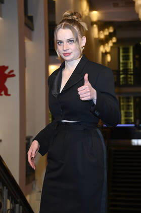 Luna Wedler bei der Premiere des Kinofilms Der Passfälscher The Forger auf der Berlinale 2022 72. Internationale Filmfestspiele Berlin im Friedrichstadt-Palast. Berlin, 13.02.2022 Foto:xF.xKernx xFuturexImage