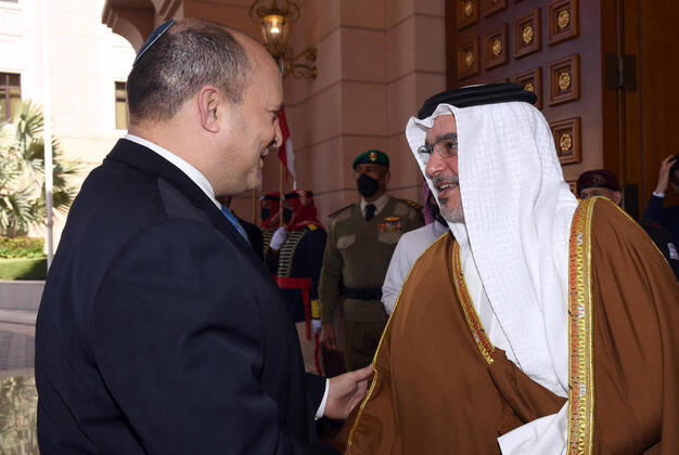 Bilder des Jahres 2022, News 02 Februar News Themen der Woche KW07 News Bilder des Tages February 15, 2022, Bahrain: In a historic first official visit of an Israeli Prime Minister to Bahrain, PM NAFTALI BENNETT is welcomed by Crown Prince and Prime Minister, SALMAN BIN HAMAD AL KHALIFA, at his palace. Bahrain - ZUMAi99_ 20220215_zip_i99_004 Copyright: xHaimxZach IsraelxGpox