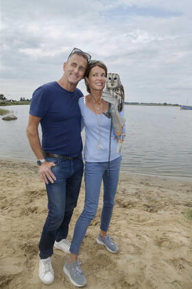 Gerit Kling mit Ehemann Wolfram Becker und Waldkauz Paulchen Reiter Pause im Nepperminer Fischpalast USEDOM CROSS COUNTRY traditionell Schleppjagd am 7. September 2019 auf Usedom