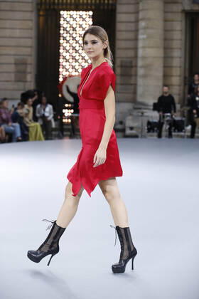 Stefanie Giesinger Le DÃ filÃ L™OrÃ al Paris L™OrÃ al Modenschau im Rahmen der Paris Fashion Week am 28. September 2019 im Monnaie de Paris Frankreich Copyright: xVISTAPRESSx xG.xChlebarov