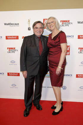 Elmar Wepper mit Ehefrau Anita bei der 13. Verleihung der Goldenen Bild der Frau im Stage Operettenhaus am 23. Oktober 2019 in Hamburg Copyright: xVISTAPRESSx xWenzel