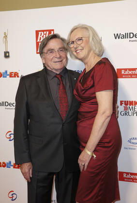 Elmar Wepper mit Ehefrau Anita bei der 13. Verleihung der Goldenen Bild der Frau im Stage Operettenhaus am 23. Oktober 2019 in Hamburg Copyright: xVISTAPRESSx xWenzel