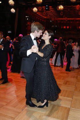 Timur Bartels mit Freundin Michelle Math 25. Leipziger Opernball 2019 am 27. Oktober 2019 in der Oper Leipzig Copyright: xVISTAPRESSx xLanaxYassi