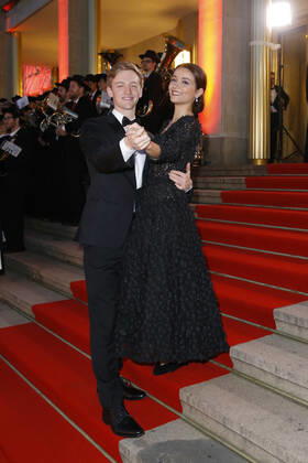 Timur Bartels mit Freundin Michelle Math 25. Leipziger Opernball 2019 am 27. Oktober 2019 in der Oper Leipzig Copyright: xVISTAPRESSx xLanaxYassi