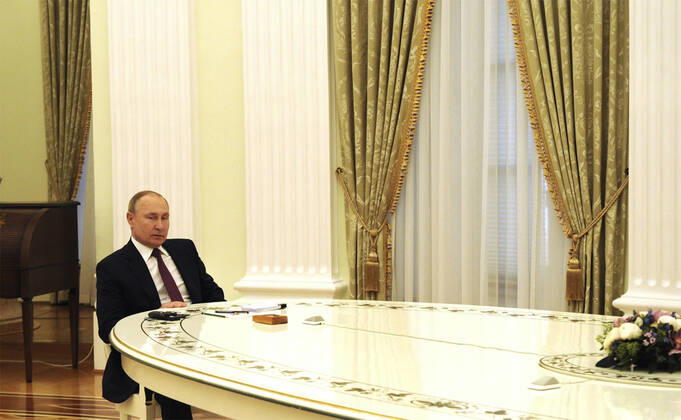 February 15, 2022, Moscow, Moscow Oblast, Russia: Russian President Vladimir Putin, during a face-to-face meeting with German Chancellor Olaf Scholz on the Ukrainian crisis at the Kremlin, February 15, 2022 in Moscow, Russia. Moscow Russia - ZUMAp138 20220215_zaa_p138_004 Copyright: xMikhailxKlimentyev KremlinxPoolx