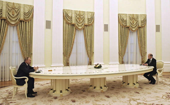 February 15, 2022, Moscow, Moscow Oblast, Russia: Russian President Vladimir Putin, left, during a face-to-face meeting with German Chancellor Olaf Scholz on the Ukrainian crisis at the Kremlin, February 15, 2022 in Moscow, Russia. Moscow Russia - ZUMAp138 20220215_zaa_p138_005 Copyright: xMikhailxKlimentyev KremlinxPoolx