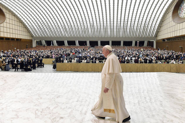 Bilder des Jahres 2022, News 02 Februar News Themen der Woche KW07 News Bilder des Tages February 16, 2022, Vatican City, Vatican City: This handout picture made available by Vatican Media Press Office shows Pope Francis giving the General Audience in Paul VI Hall, Vatican City, 16 February 2022. ANSA Vatican Media Press Office handout +++ ANSA PROVIDES ACCESS TO THIS HANDOUT PHOTO TO BE USED SOLELY TO ILLUSTRATE NEWS REPORTING OR COMMENTARY ON THE FACTS OR EVENTS DEPICTED IN THIS IMAGE; NO ARCHIVING; NO LICENSING Vatican City Vatican City - ZUMAa110 20220216_zaf_a110_028 Copyright: xVaticanxMediaxPressxOfficexHandox