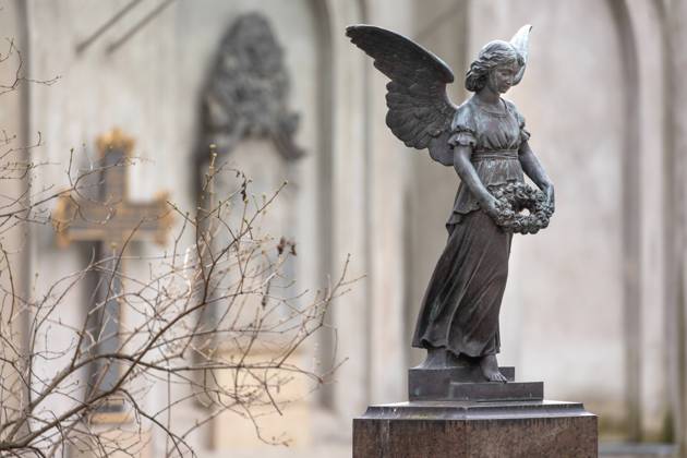 Skulptur eines Engels auf dem Parochialkirchhof in Berlin. 15.02.2022, Berlin, GER - Skulptur eines Engels auf dem Parochialkirchhof in Berlin., Berlin Berlin Deutschland, DEU Engel, Friedhof