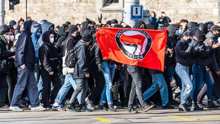 Zürich, Schweiz - 12. Februar 2022: Die linksextreme Antifa hatte für eine Gegendemonstration in Zürich gegen Rechtsextreme aufgerufen. Gekommen sind 2000 meist gewaltbereite, vermummte Personen aus allen Landesteilen der Schweiz. Es kam zu Ausschreitungen mit nicht bezifferbaren Sachschäde, mindestens drei Polizisten wurden verletzt.