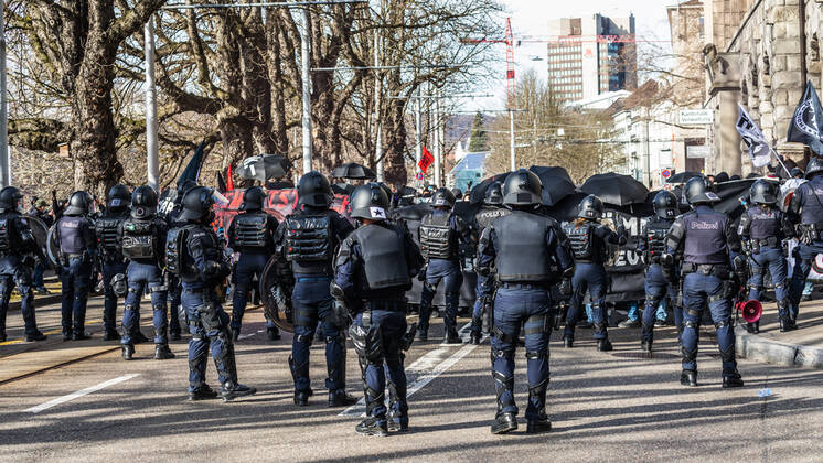 Zürich, Schweiz - 12. Februar 2022: Die linksextreme Antifa hatte für eine Gegendemonstration in Zürich gegen Rechtsextreme aufgerufen. Gekommen sind 2000 meist gewaltbereite, vermummte Personen aus allen Landesteilen der Schweiz. Es kam zu Ausschreitungen mit nicht bezifferbaren Sachschäde, mindestens drei Polizisten wurden verletzt.