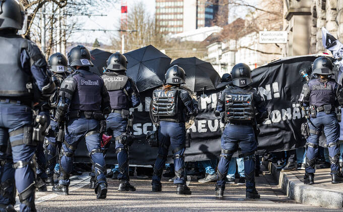 Zürich, Schweiz - 12. Februar 2022: Die linksextreme Antifa hatte für eine Gegendemonstration in Zürich gegen Rechtsextreme aufgerufen. Gekommen sind 2000 meist gewaltbereite, vermummte Personen aus allen Landesteilen der Schweiz. Es kam zu Ausschreitungen mit nicht bezifferbaren Sachschäde, mindestens drei Polizisten wurden verletzt.