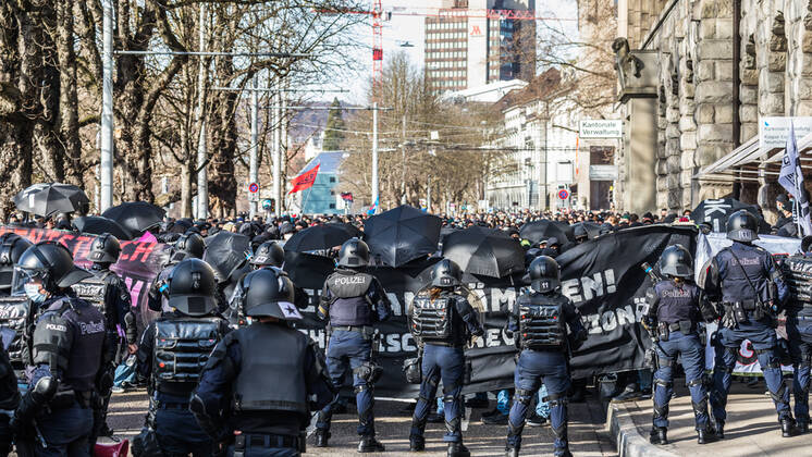 Zürich, Schweiz - 12. Februar 2022: Die linksextreme Antifa hatte für eine Gegendemonstration in Zürich gegen Rechtsextreme aufgerufen. Gekommen sind 2000 meist gewaltbereite, vermummte Personen aus allen Landesteilen der Schweiz. Es kam zu Ausschreitungen mit nicht bezifferbaren Sachschäde, mindestens drei Polizisten wurden verletzt.