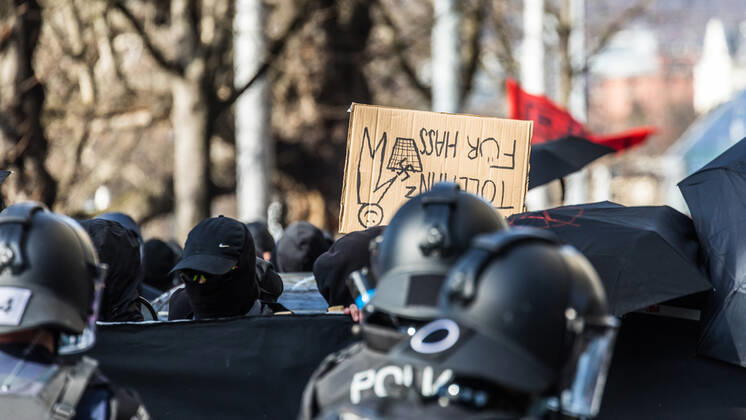 Zürich, Schweiz - 12. Februar 2022: Die linksextreme Antifa hatte für eine Gegendemonstration in Zürich gegen Rechtsextreme aufgerufen. Gekommen sind 2000 meist gewaltbereite, vermummte Personen aus allen Landesteilen der Schweiz. Es kam zu Ausschreitungen mit nicht bezifferbaren Sachschäde, mindestens drei Polizisten wurden verletzt.