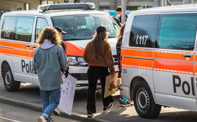 Zürich, Schweiz - 12. Februar 2022: Die linksextreme Antifa hatte für eine Gegendemonstration in Zürich gegen Rechtsextreme aufgerufen. Gekommen sind 2000 meist gewaltbereite, vermummte Personen aus allen Landesteilen der Schweiz. Es kam zu Ausschreitungen mit nicht bezifferbaren Sachschäde, mindestens drei Polizisten wurden verletzt.
