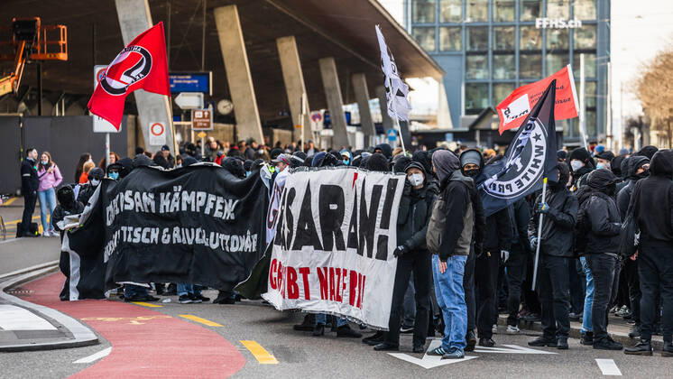 Zürich, Schweiz - 12. Februar 2022: Die linksextreme Antifa hatte für eine Gegendemonstration in Zürich gegen Rechtsextreme aufgerufen. Gekommen sind 2000 meist gewaltbereite, vermummte Personen aus allen Landesteilen der Schweiz. Es kam zu Ausschreitungen mit nicht bezifferbaren Sachschäde, mindestens drei Polizisten wurden verletzt.