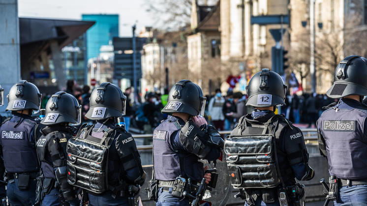 Zürich, Schweiz - 12. Februar 2022: Die linksextreme Antifa hatte für eine Gegendemonstration in Zürich gegen Rechtsextreme aufgerufen. Gekommen sind 2000 meist gewaltbereite, vermummte Personen aus allen Landesteilen der Schweiz. Es kam zu Ausschreitungen mit nicht bezifferbaren Sachschäde, mindestens drei Polizisten wurden verletzt.