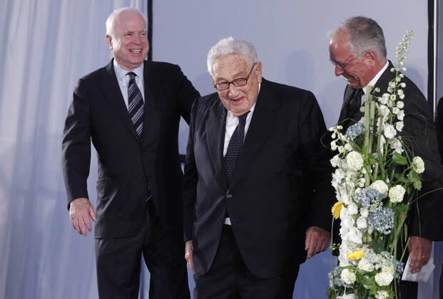 Senator John S. McCain Henry A. Kissinger Wolfgang Ischinger Henry A. Kissinger Prize Ceremony 2013 am 10. Juni 2013 in der American Academy Berlin