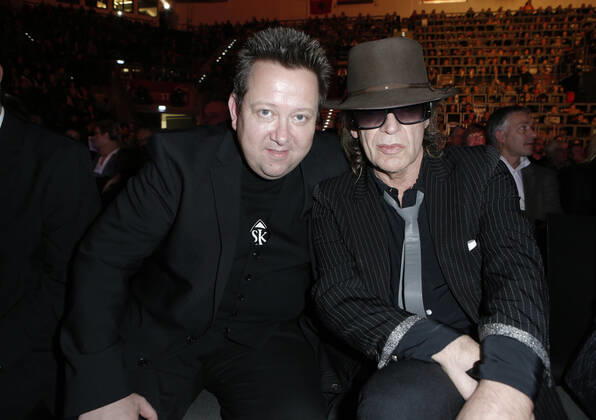 Sebastian Krumbiegel Udo Lindenberg CHARITY BOXEN - UWE HÜCK VS. LUAN KRASNIQI am 16. November 2013 in der MHP-Arena in Ludwigsburg. Uwe Hück, Konzern-Betriebsratsvorsitzender und stellv. Aufsichtsratsvorsitzender der Porsche AG ruft in diesem Jahr die Lern-Stiftung Hück ins Leben, die sozial benachteiligten Kindern und Jugendlichen helfen soll. Um Spenden für diese Stiftung zu sammeln stellen sich er und Luan Krasniqi (Ex-Europameister im Schwegewicht) dafür in den Ring, unter dem Motto Blaue Flecke für Soziale Zwecke . Gewinn und Spenden dieses Boxabends gehen je zur Hälfte an die Lern-Stiftung Hück in Pforzheim und an die Weltorganisation der SOS-Kinderdörfer.