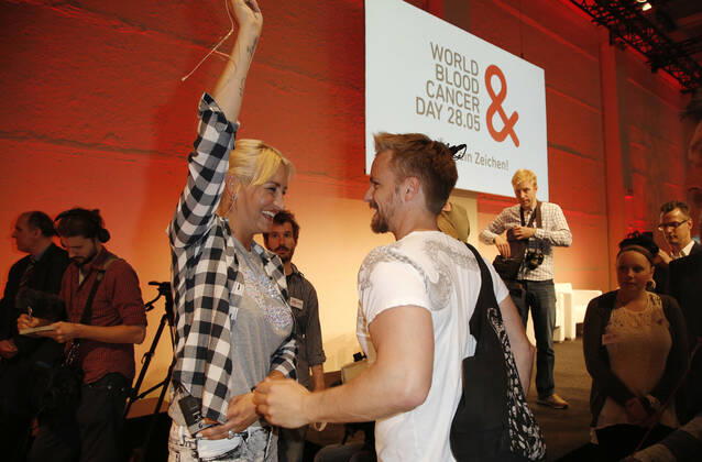 Schirmherrin Sarah Connor mit Ehemann Florian Fischer (er hilft ihr beim Mikro abnehmen) DKMS ruft den World Blood Cancer Day weltweiten Aktionstag im Kampf gegen Blutkrebs am 28. Mai aus. Umspannwerk am 27. Mai 2014 in Berlin