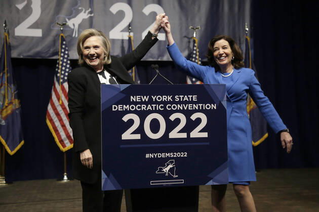 Bilder des Jahres 2022, News 02 Februar News Themen der Woche KW07 News Bilder des Tages New York State Democratic Convention Fromer US Secretary of State Hillary Clinton and New York Gov. Kathy Hochul raise their arms in unity during the 2022 New York State Democratic Convention at the Sheraton New York Times Square Hotel on February 17, 2022 in New York City. Former Secretary of State , Hillary Clinton introduced Kathy Hochul as the nominee for Governor of New York State. Hochul along with Lt. Governor Brian Benjamin and others nominated for statewide offices will be on the ballot this year the year of midterm elections. New York City NY United States  Copyright: xJohnxLamparskix originalFilename: lamparski-newyorks220217_npd8d.jpg