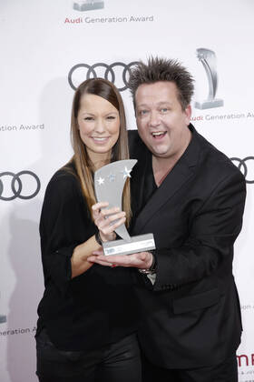 Preisträgerin Kategorie Audi Jubiläumspreis Christina Stürmer mit Laudator Sebastian Krumbiegel Jubiläums- Awardverleihung 10. Audi Generation Award am 7. Dezember 2016 im Hotel Bayerischer Hof in München