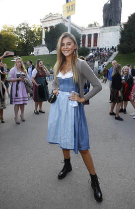 Stefanie Giesinger (GNTM Gewinnerin 2014) MADLWIESN auf dem Münchner Oktoberfest auf der Theresienwiese in München am 20. September 2017 im Schützenzelt