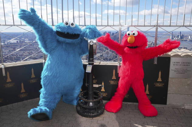 Bilder des Jahres 2022, Entertainment 02 Februar Entertainment Themen der Woche KW07 Entertainment Bilder des Tages Krümelmonster und Elmo beim Photocall zur Live-Tour-Show Sesame Street Live! auf dem Empirde State Building. New York, 18.02.2022