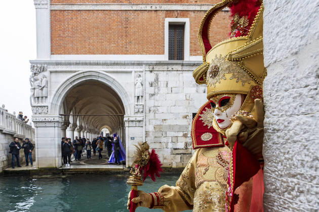 Bilder des Jahres 2022, News 02 Februar News Themen der Woche KW07 News Bilder des Tages Carnival in Venice 2022 Venice, Italy. 19 February 2022. Despite the ongoing Corona pandemic, the Carnival in Venice attracts many people in colourful costumes and tourists.