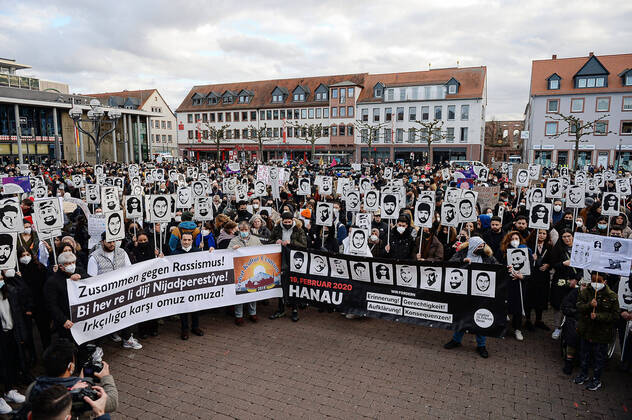 Bilder des Jahres 2022, News 02 Februar News Themen der Woche KW07 News Bilder des Tages 19.02.2022, xmgx, Lokal Hanau 19.Februar 2020 - Jugend-Demo gegen Rassismus, v.l., Hanau Hessen Deutschland (DEU)