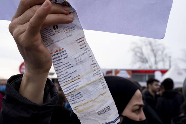 Bilder des Jahres 2022, News 02 Februar News Themen der Woche KW07 Protest Against Rising Of Electricity And Natural Gas Prices In Istanbul Protesters gathered on February 20,2022 in Istanbul protest rising electricity and natural gas prices. Energy prices in Turkey and other countries have increased in the last 1 year. Households have difficulty in paying their bills due to the increase in inflation and the consequent decrease in purchasing power in Turkey. Istanbul Turkey  Copyright: xResulxKaboglux originalFilename: kaboglu-notitle220220_npek9.jpg
