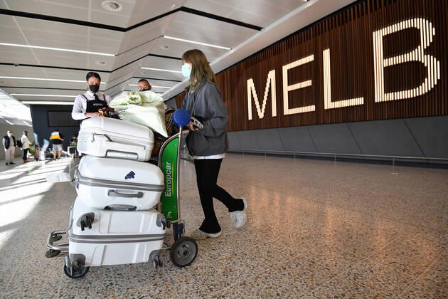 Bilder des Jahres 2022, News 02 Februar News Themen der Woche KW08 News Bilder des Tages INTERNATIONAL BORDERS OPEN MELBOURNE, International passengers arrive at Melbourne Airport in Melbourne, Monday, February 21, 2022. Australia?s international borders have reopened without restrictions for fully vaccinated tourists and travellers. ( NO ARCHIVING, EDITORIAL USE ONLY, NO USE IN BOOKS WITHOUT CONSENT MELBOURNE VIC AUSTRALIA  Copyright: xJOELxCARRETTx 20220221001626687211