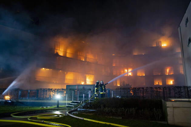 Bilder des Jahres 2022, News 02 Februar News Themen der Woche KW08 News Bilder des Tages 21.02.2022 , Essen , Ein Mehrfamilienhaus mit beinahe 50 Wohneinheiten an der Bargmannstraße steht im kompletten Vollbrand , Feuerwehr Essen im Grosseinsatz , noch keine Erkenntnisse über Opfer.
