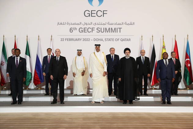 Bilder des Jahres 2022, News 02 Februar News Themen der Woche KW08 News Bilder des Tages February 22, 2022, DOHA, DOHA, Qatar: A handout photo made available by the Iranian presidential office shows, Qatar s Emir Sheikh TAMIM BIN HAMAD AL THANI and Iran s President EBRAHIM RAISI, attend the final session of the Gas Exporting Countries Forum (GECF) summit in Qatar s capital Doha on February 22, 2022. DOHA Qatar - ZUMAi98_ 20220222_zih_i98_002 Copyright: xIranianxPresidencyx